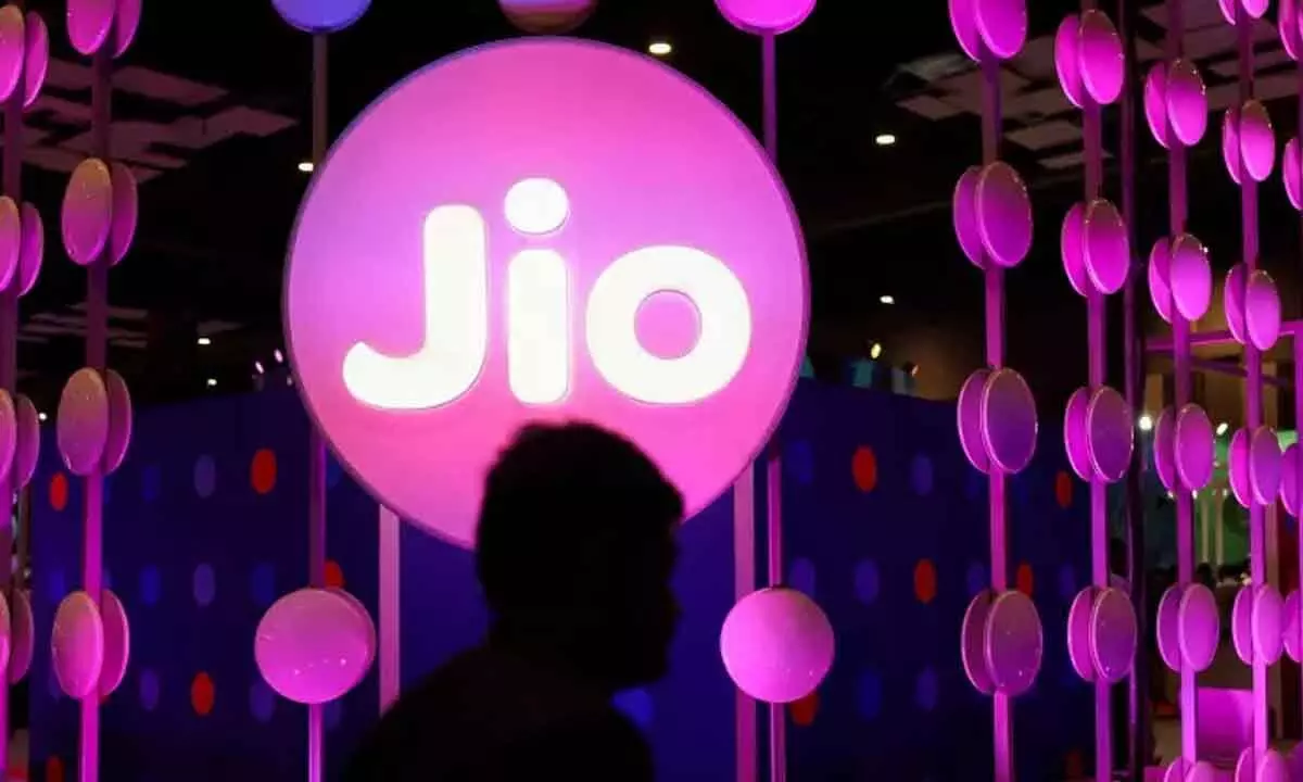 Jio adds 31.6 L mobile subscribers in Oct