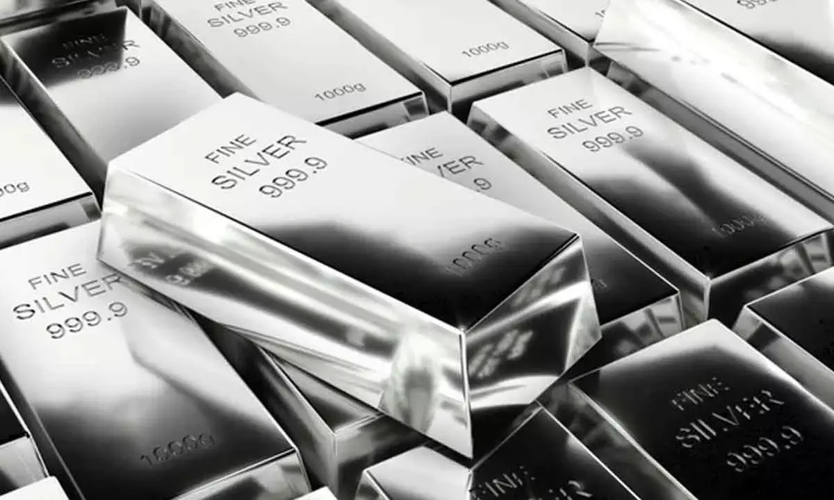 Silver futures decline to Rs72,404 per kg