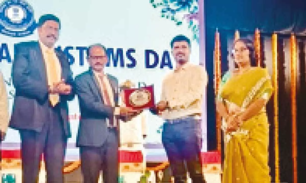 Naveen Kumar, General Manager, Siddhartha Logistics FTWZ Pvt Ltd receiving the award from the Chief Commissioner, Customs and Central Taxes