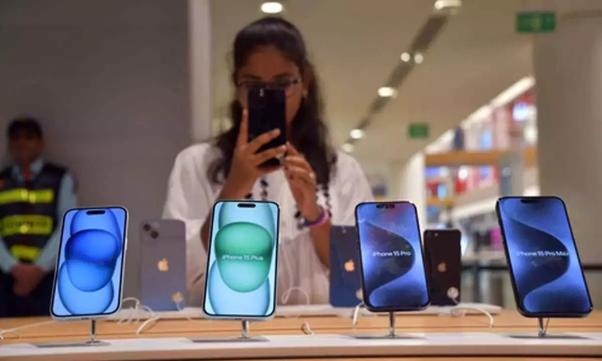 India’s smartphone market remains flat in 2023, Apple surpasses 10-mn unit mark