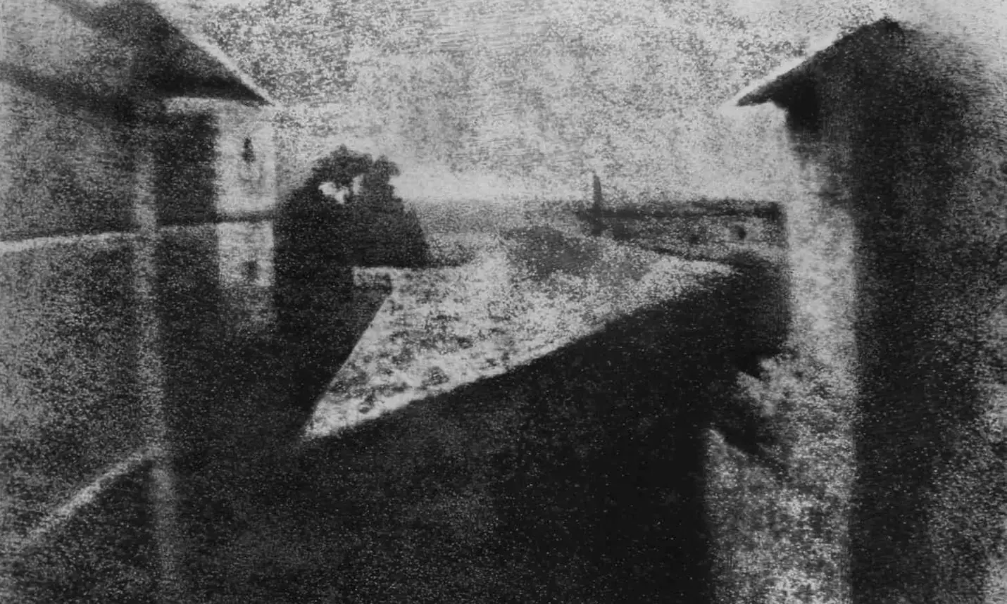 World first photograph in 1825 – a building, barn, and tree!