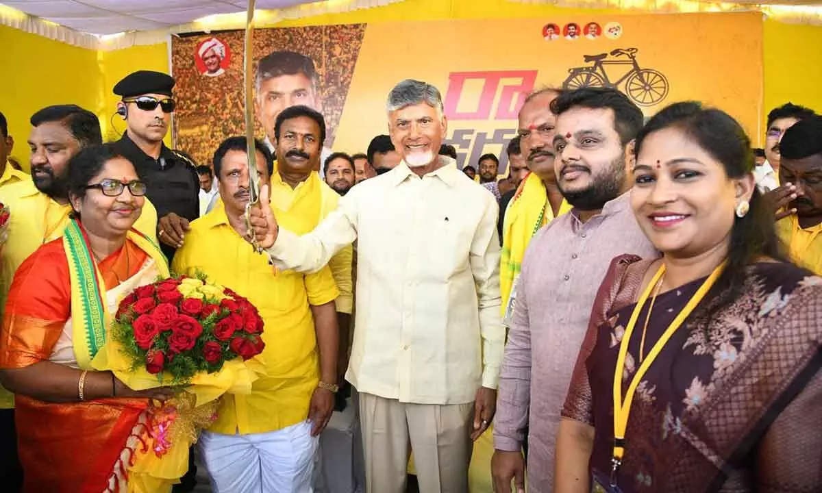 TDP leader N. Chandrababu Naidu at Madugula in Anakapalle district on Monday