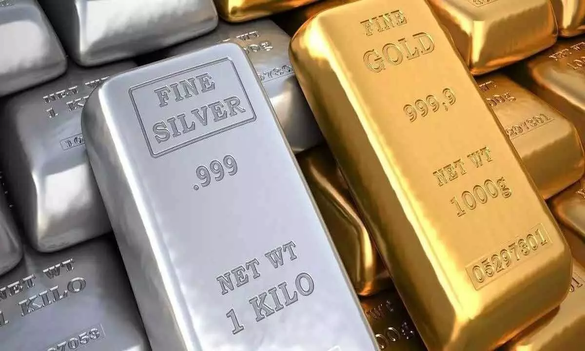 Gold, silver in divergent trading