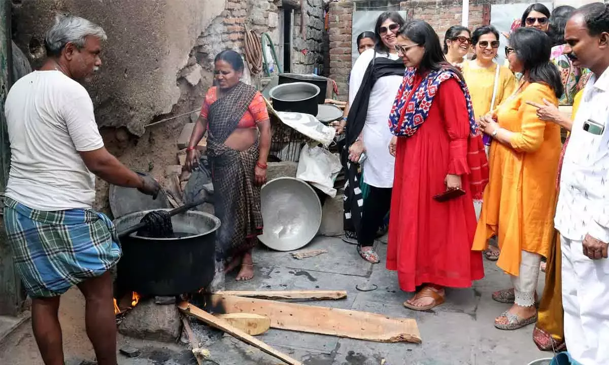 FLO members interacting with the artists of Telia Rumal in Puttapaka village
