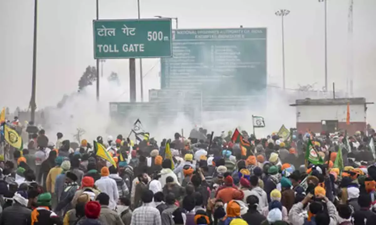 Police fires teargas shell at farmers marching to Delhi for MSP law