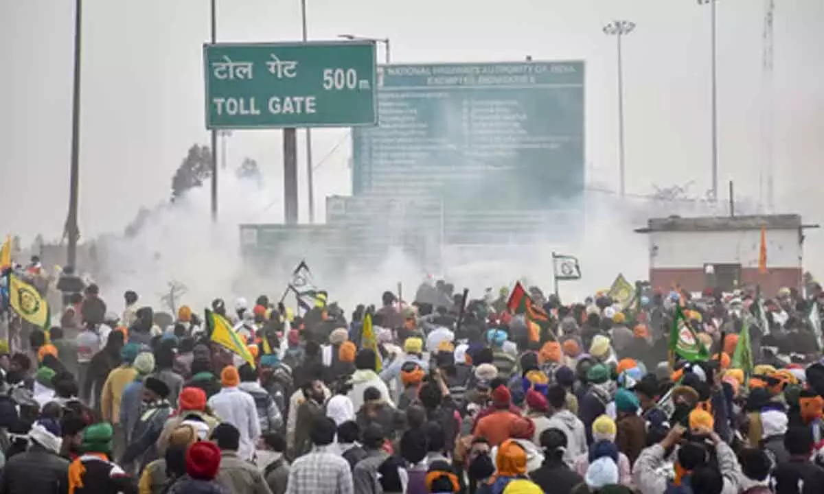 Police fires teargas shell at farmers marching to Delhi for MSP law