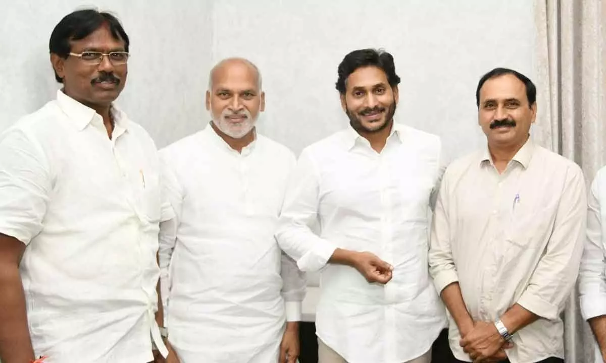 Mangalagiri MLA returns to YSRCP