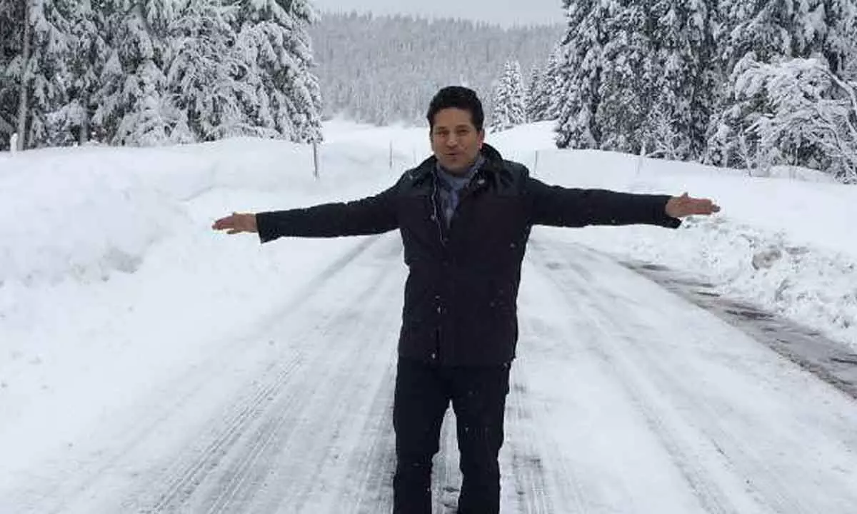 Sachin Tendulkar enjoys fresh snow in Gulmar