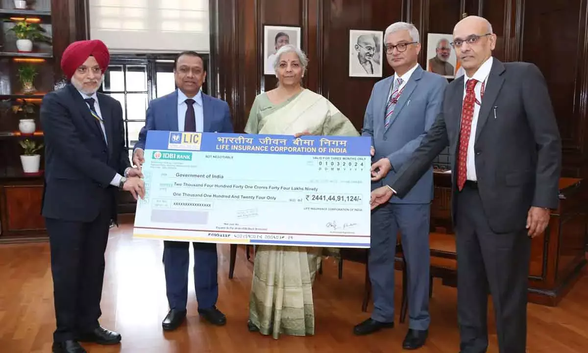 LIC presents cheque of Rs 2441,44,91,124 as Interim Dividend to FM