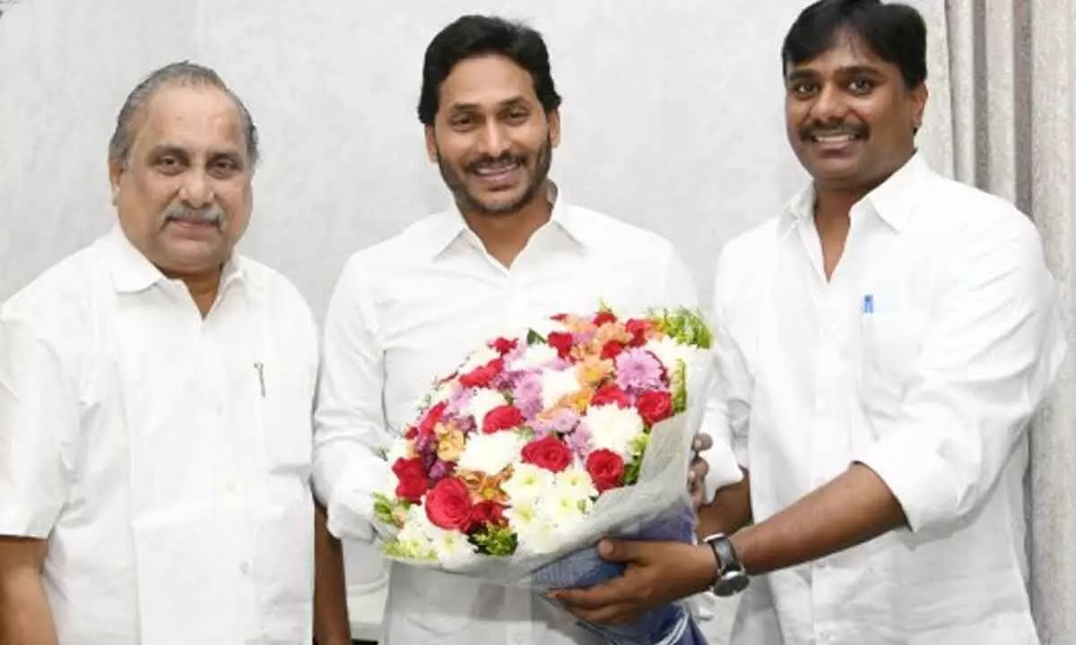 Mudragada, his son join YSRCP