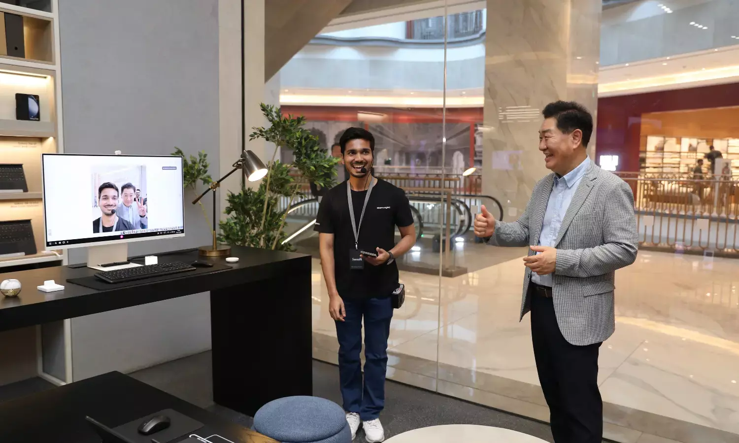 Samsungs Vice Chairman and CEO, JH Han, recently visited the flagship connected lifestyle experience store, Samsung BKC, located in Mumbais Jio World Plaza