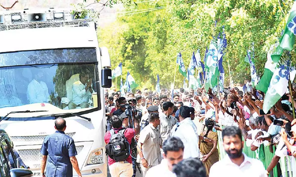 Jagan launches bus yatra, Naidu holds roadshow