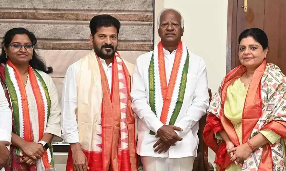 BRS leader K Srihari, his daughter join Cong