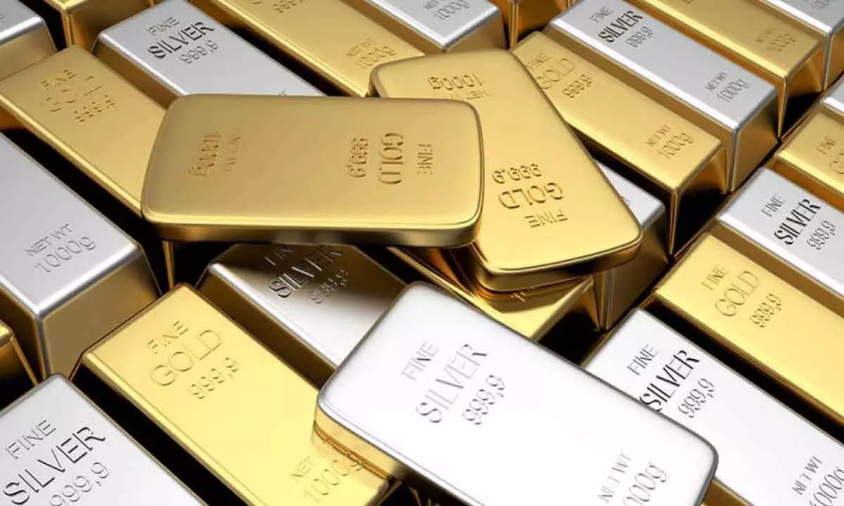 Gold falls, silver remains flat