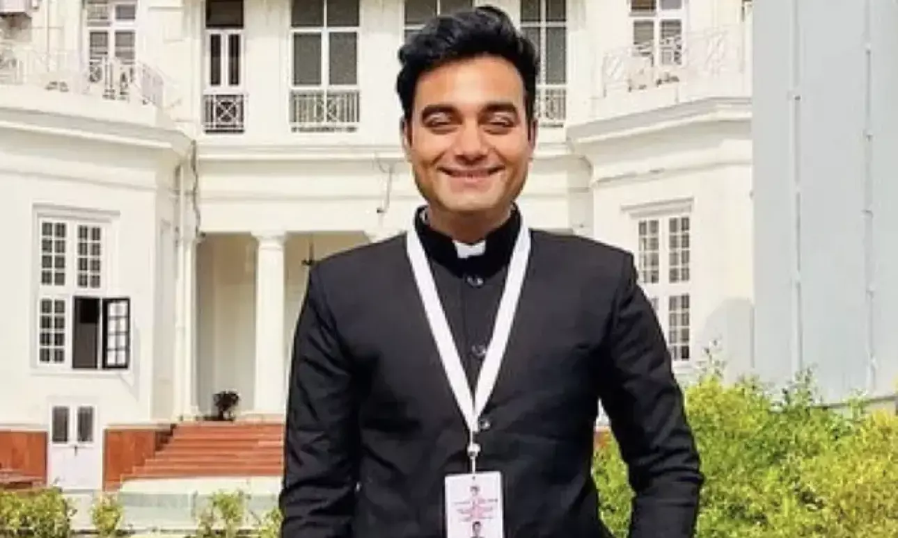 Himanshu Gupta, a tea sellers son cracks UPSC exam without coaching