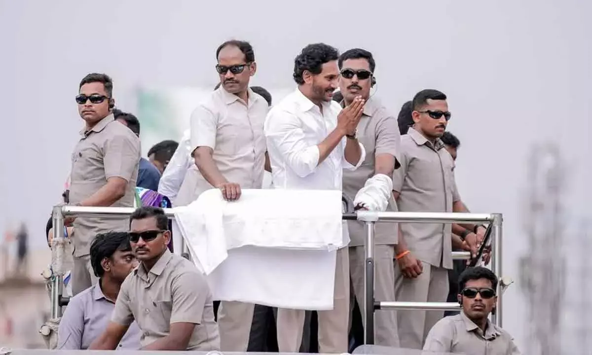 Jagan’s roadshow in Vizag evokes good response