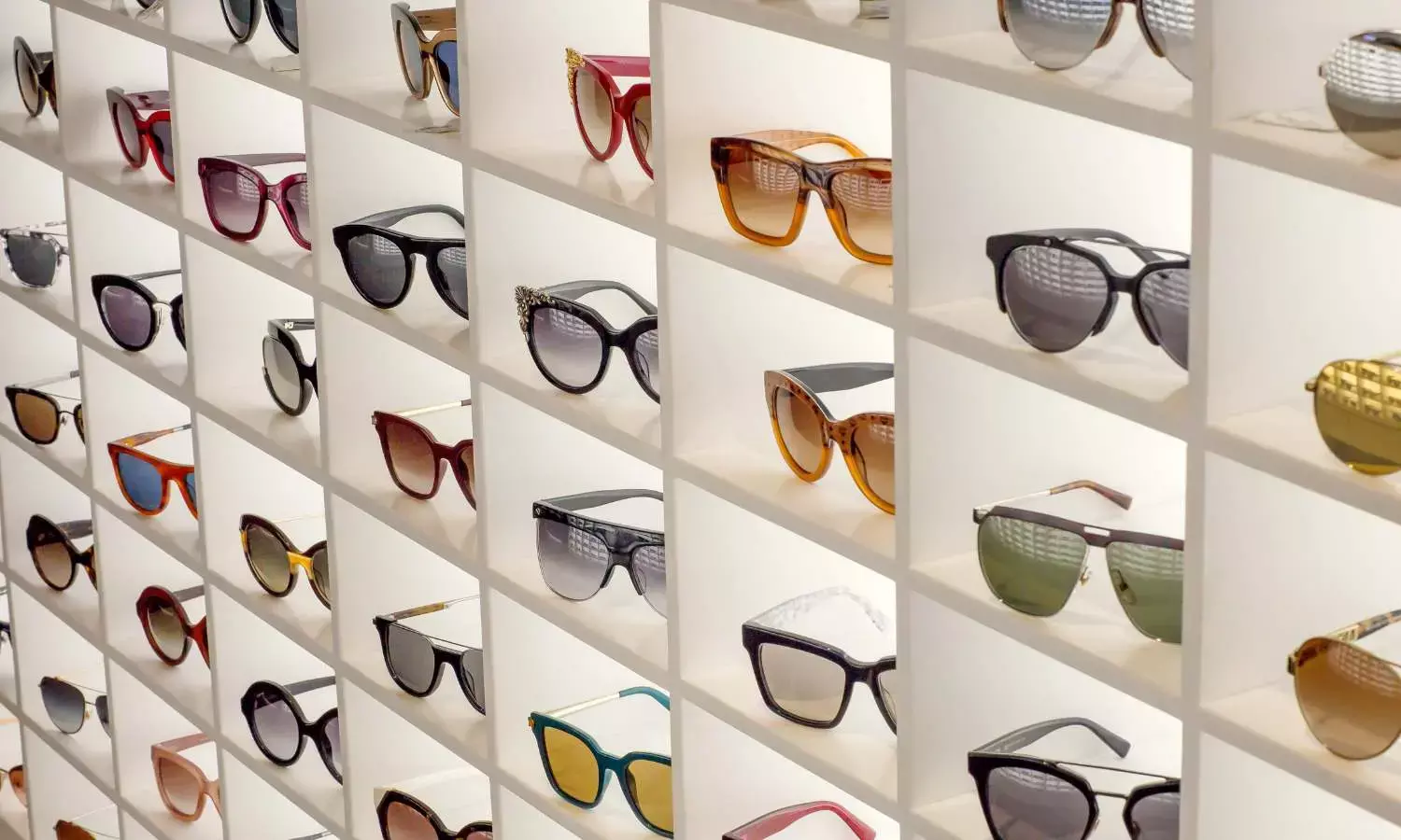Your complete guide: Finding your face shape for sunglasses