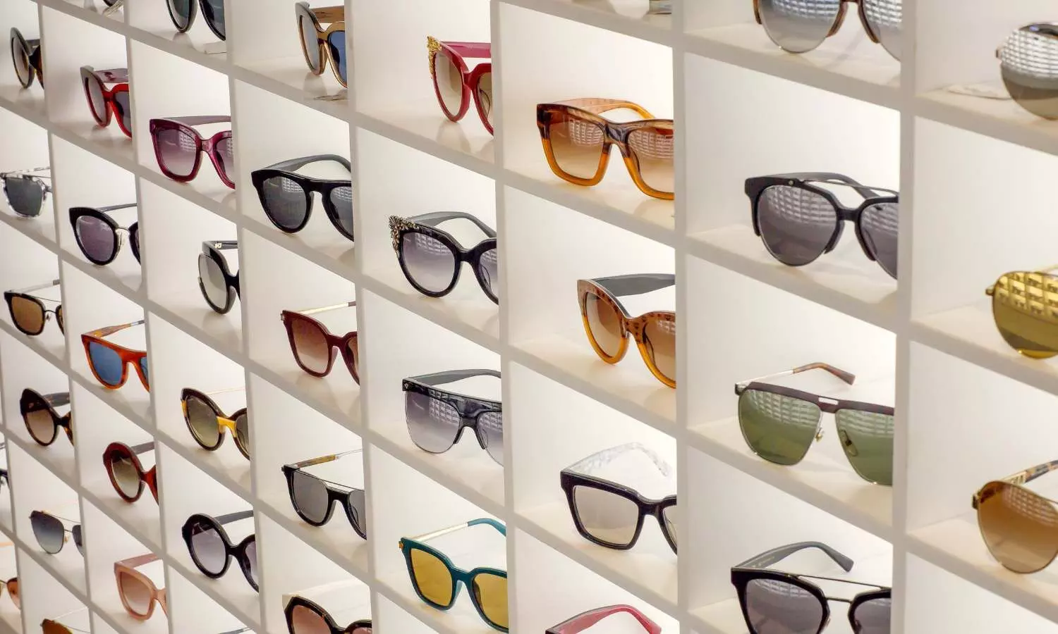 Your complete guide: Finding your face shape for sunglasses Your complete guide: Finding your face shape for sunglasses