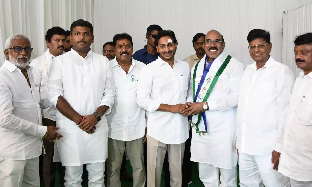 Chief Minister Y.S. Jagan Mohan Reddy with party leaders in Visakhapatnam on Tuesday