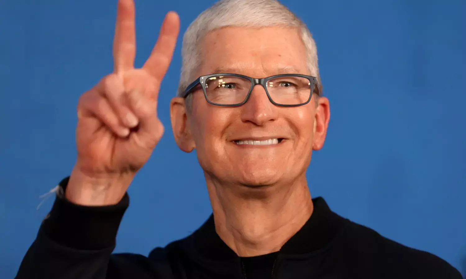 Bloomberg Clarifies: Tim Cook Remains Apple CEO, No Imminent Exit