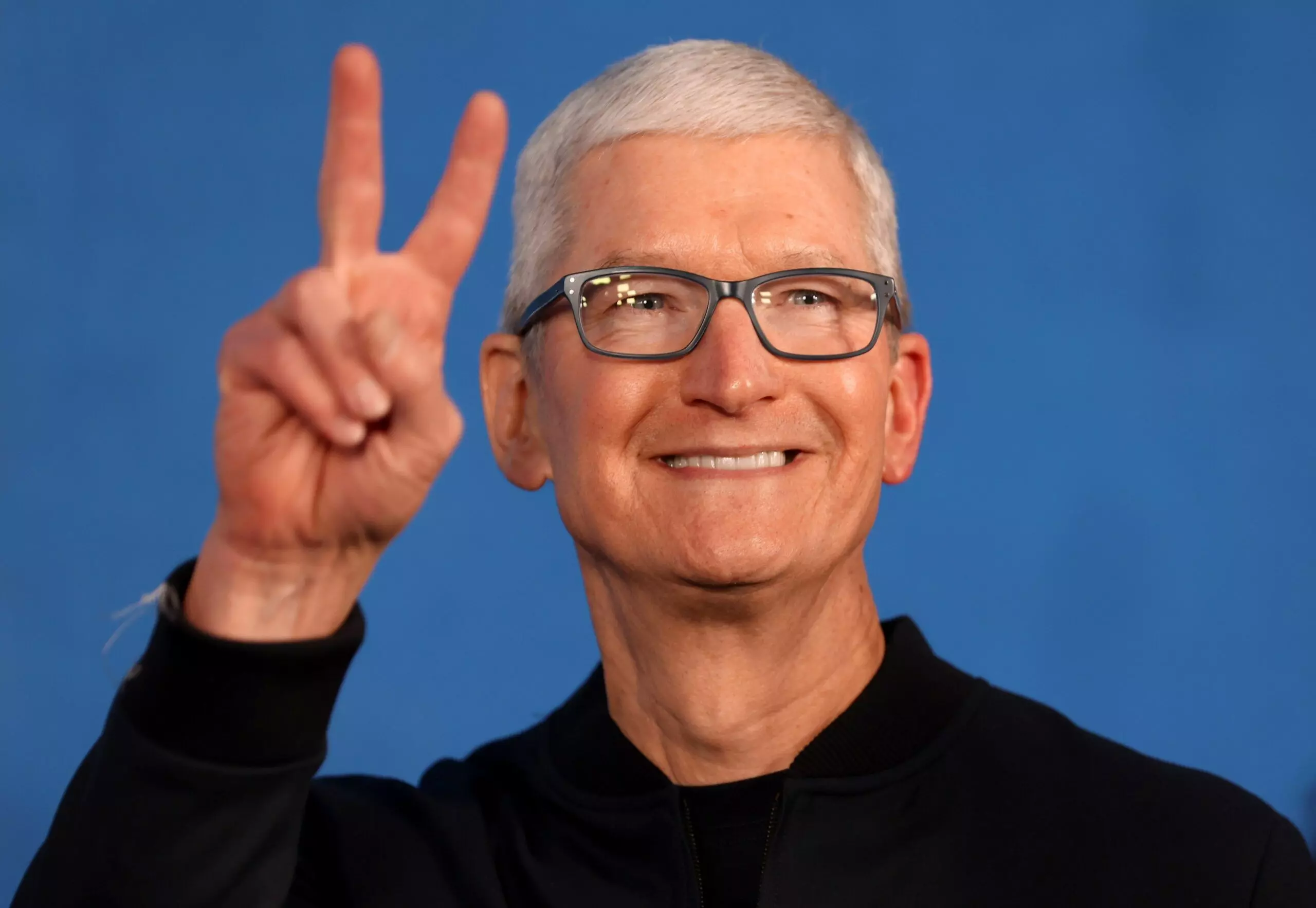 Bloomberg Clarifies: Tim Cook Remains Apple CEO, No Imminent Exit