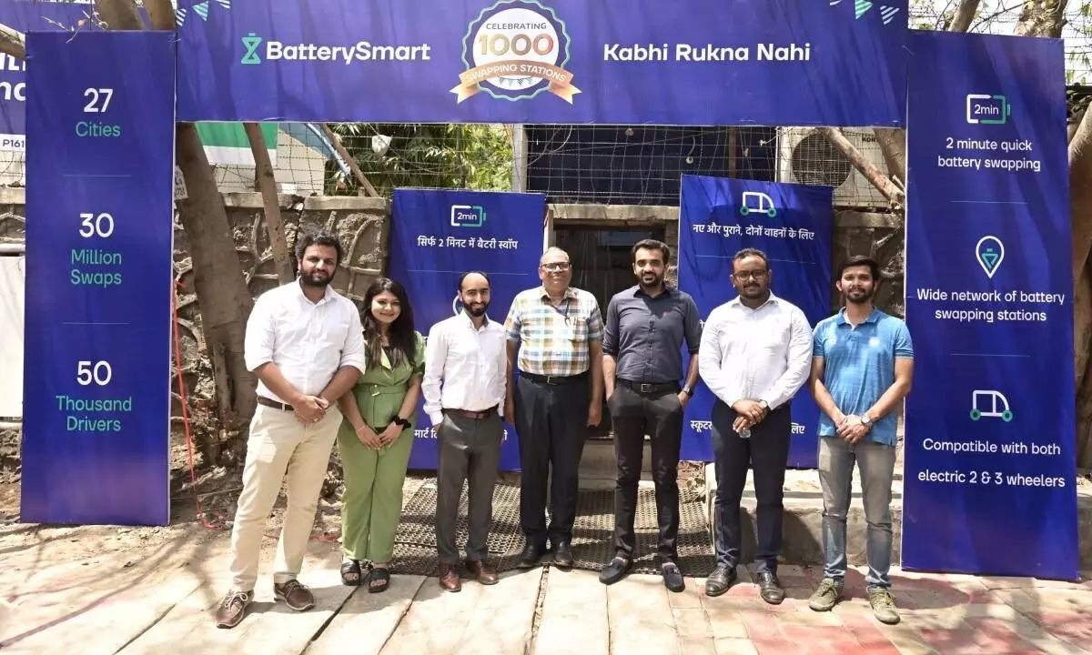 Battery Smart’s leadership team along with Sudhendu Sinha of NITI Ayog.