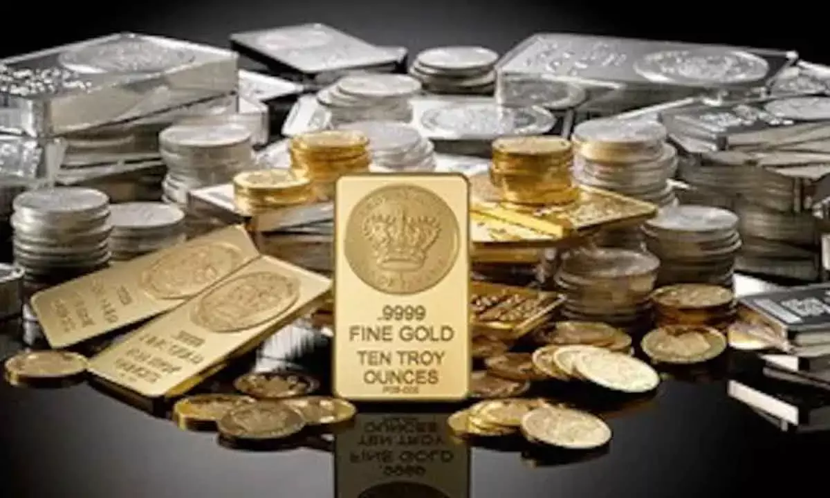 Gold falls as silver remains flat