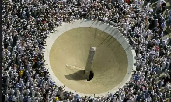 Pilgrims resume symbolic stoning of devil as they wrap up Hajj pilgrimage in hot sun