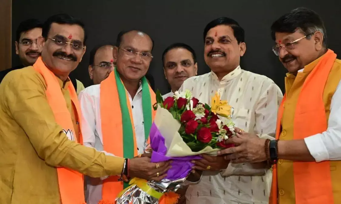 Kamlesh Shah files nomination for Amarwara assembly bypoll