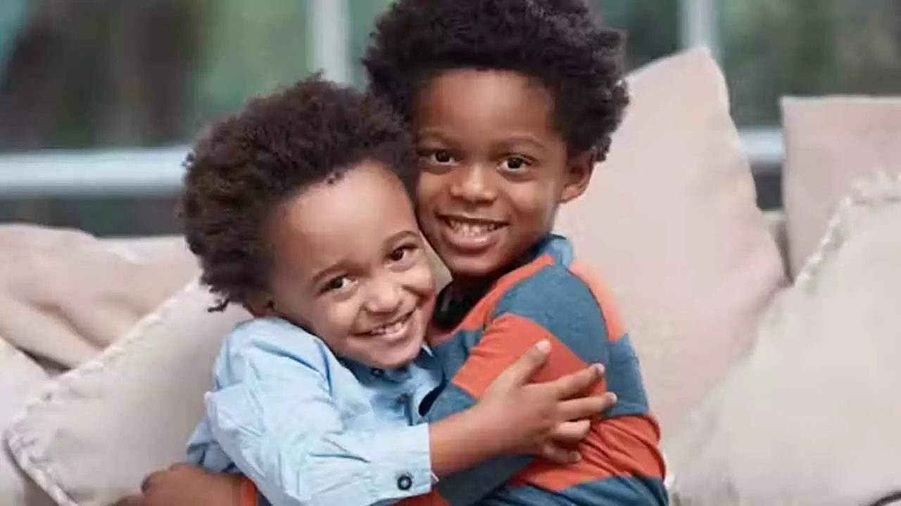 How parents can promote positive sibling relationships How parents can promote positive sibling relationships