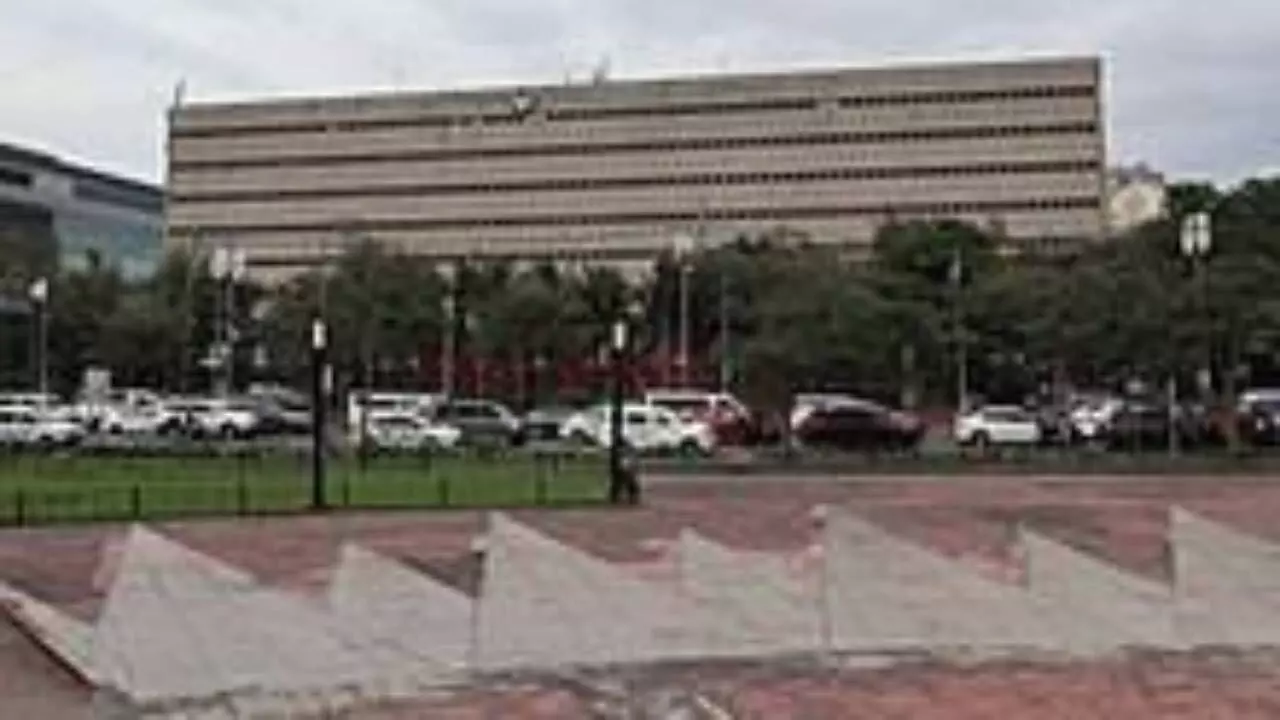 Philippines central bank cuts rate after nearly four years Philippines central bank cuts rate after nearly four years