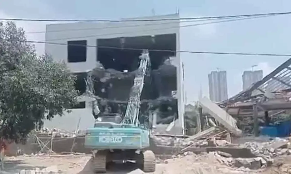Hyderabad: HYDRAA Demolishes Illegal Structures at Prakruthi Resorts in Thumkunta