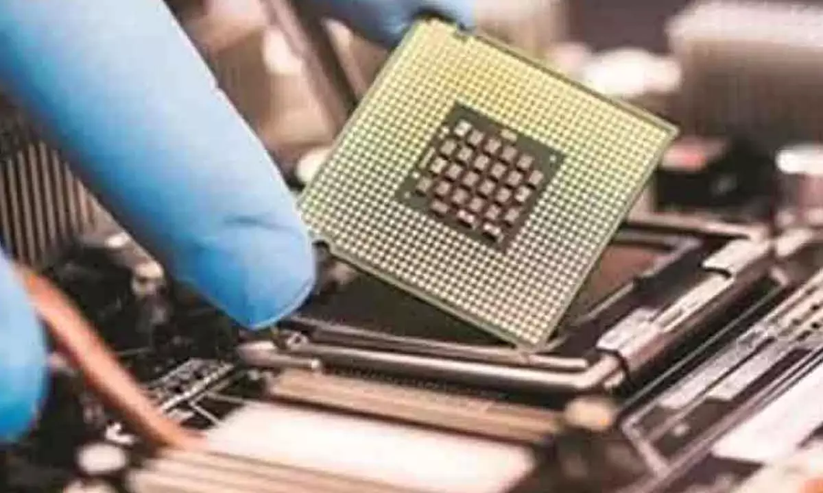 US unveils new package of chip export controls against China