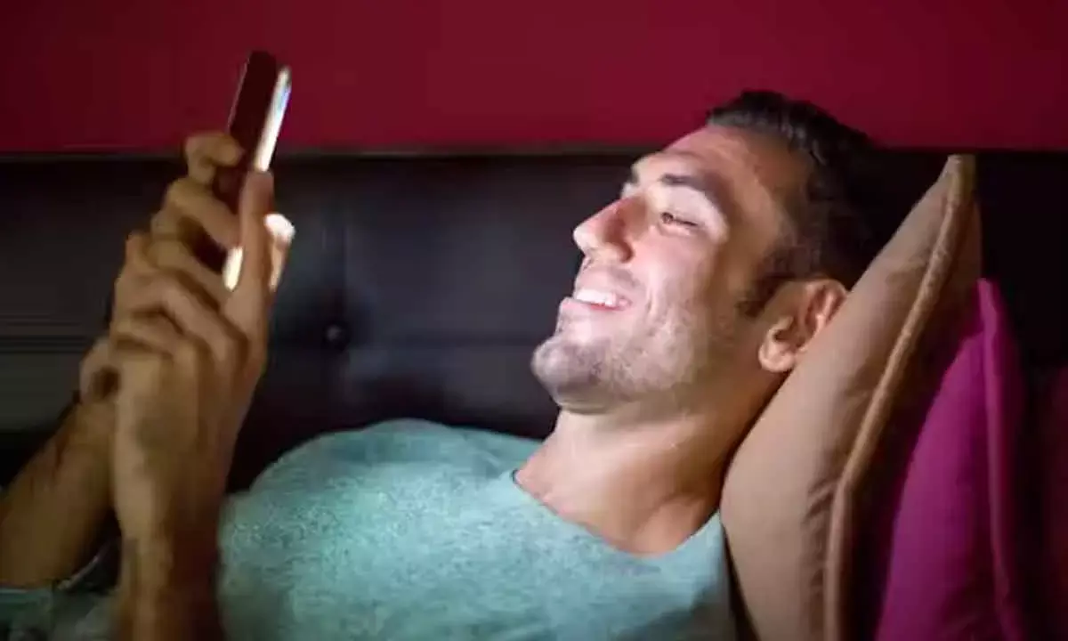 How much does your phone’s blue light delay your sleep?