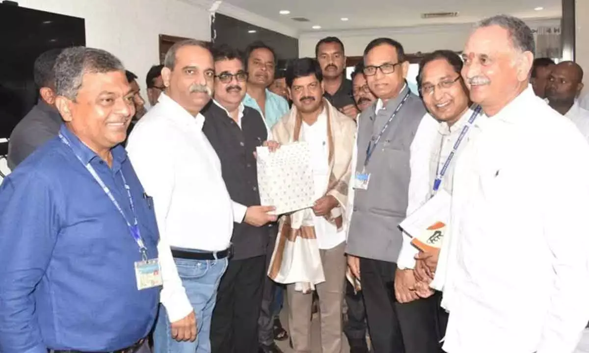 AP Mines Minister Ravindra visits RINL