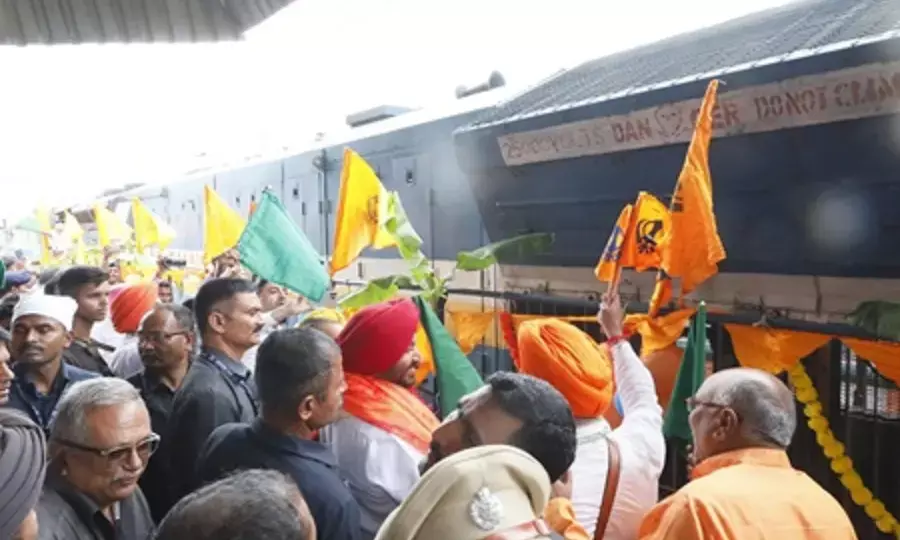 Railway minister flags off “5 Takht special” pilgrim train from Hazur Sahib Nanded