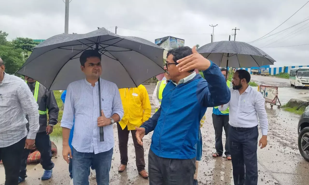 HMDA Commissioner reviews ORR drains, pats officials for prompt desilting work