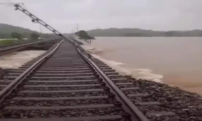 Railway Authorities Help Passengers Stranded in Floods; Provide Food and Medicine