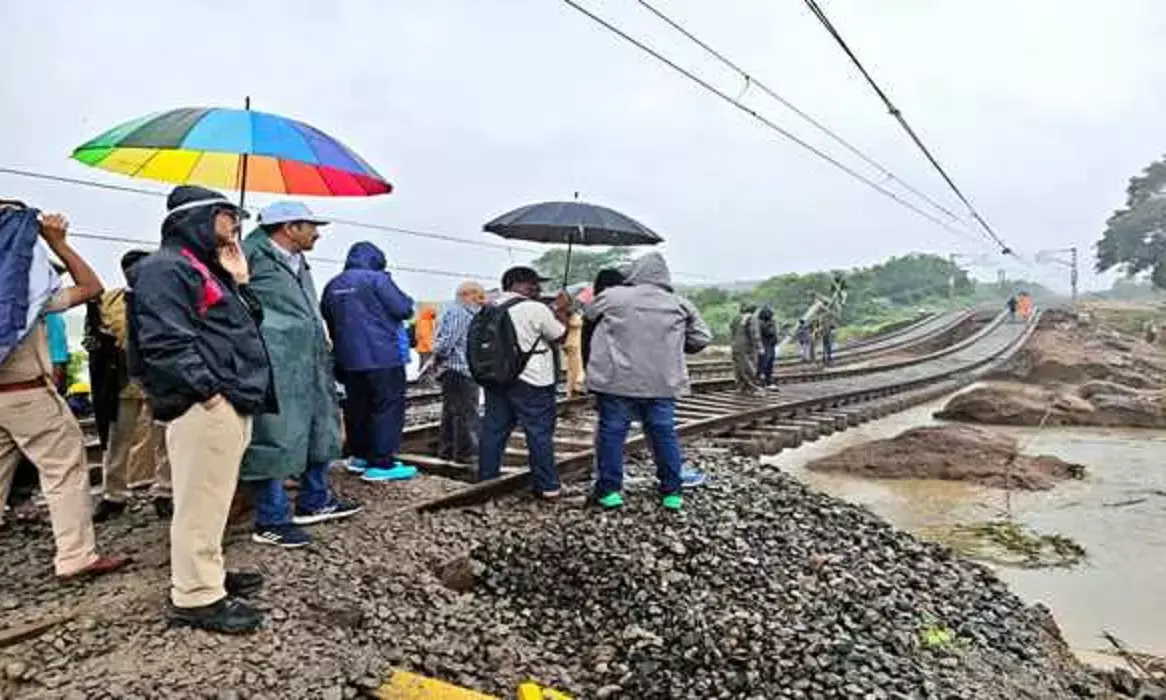 SCR GM Inspects Intakanne-Kesamudram Track Restoration Work