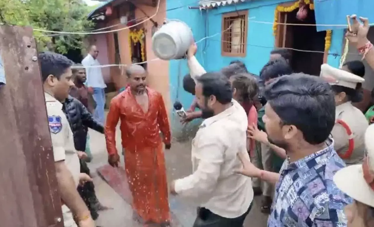 Residents in Madhapur booked for obstructing demolition by HYDRAA Residents in Madhapur booked for obstructing demolition by HYDRAA
