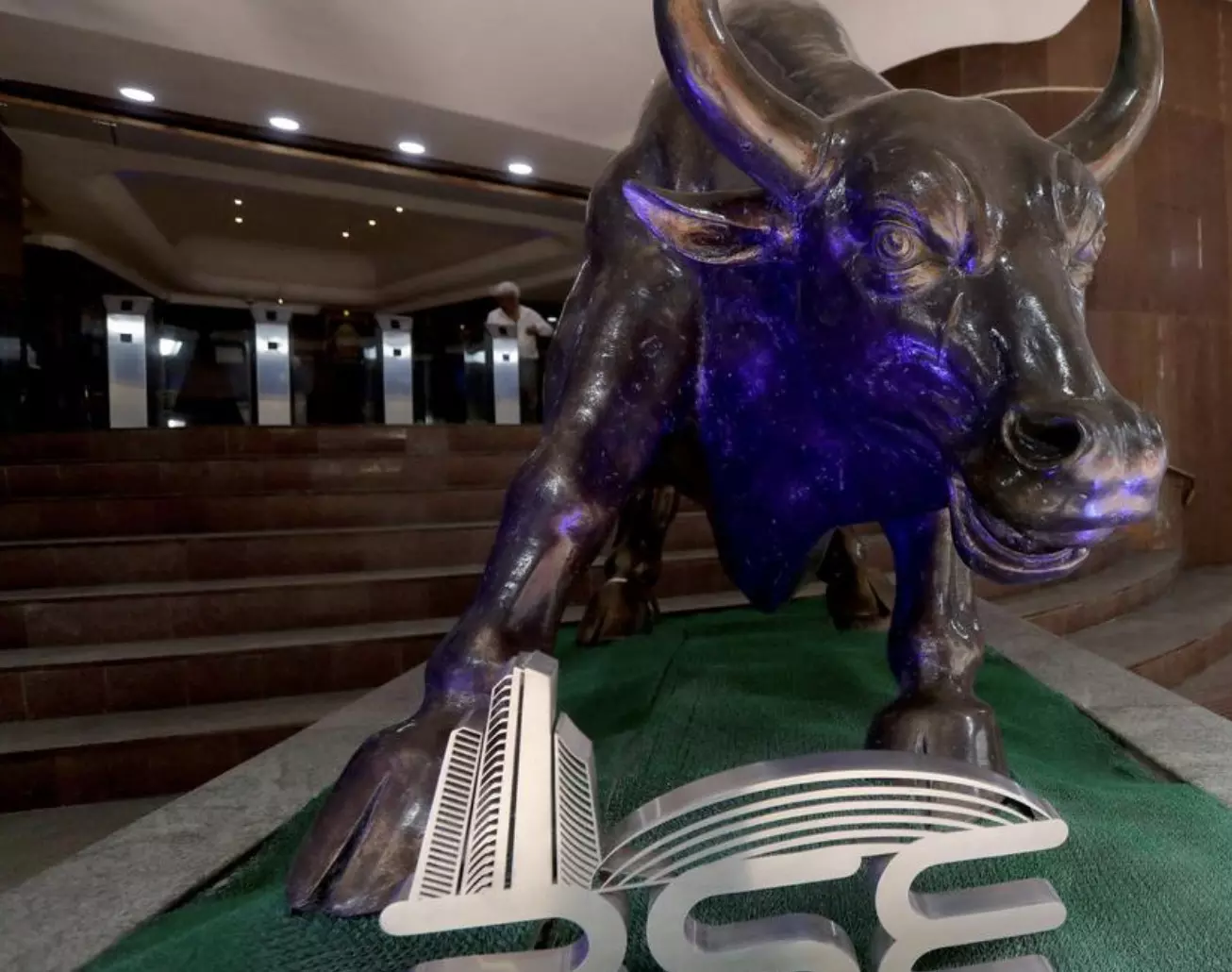 Sensex closes at record high for third day; HDFC, SBI, Reliance outshines Sensex closes at record high for third day; HDFC, SBI, Reliance outshines