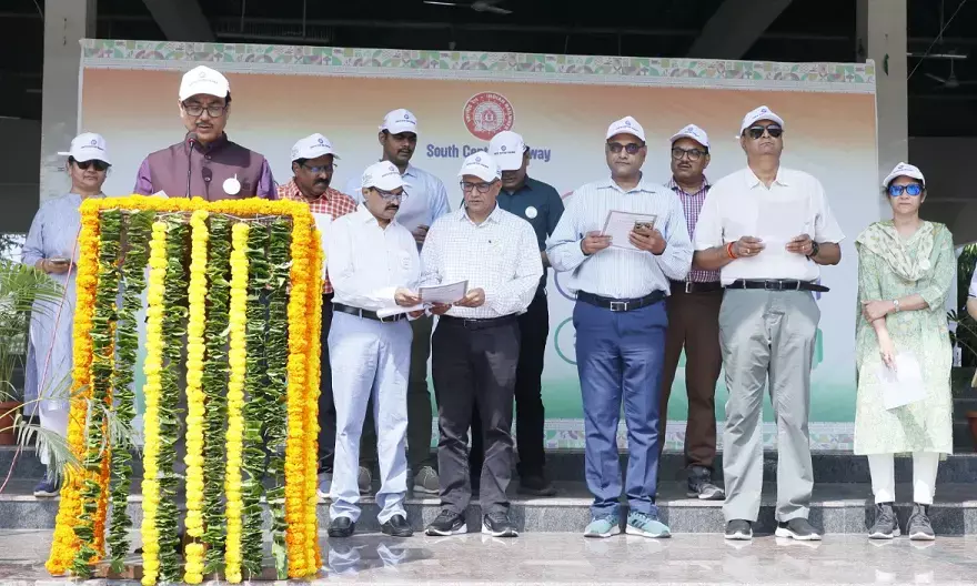 SCR GM Administers Swachhata Pledge at Kacheguda Railway Station