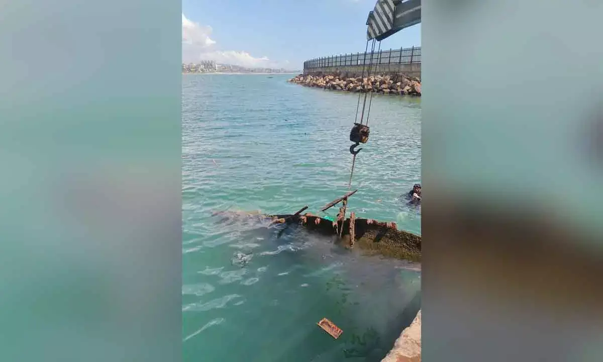 VPA Launches Operation To Salvage Sunken Boats At Fishing Harbour