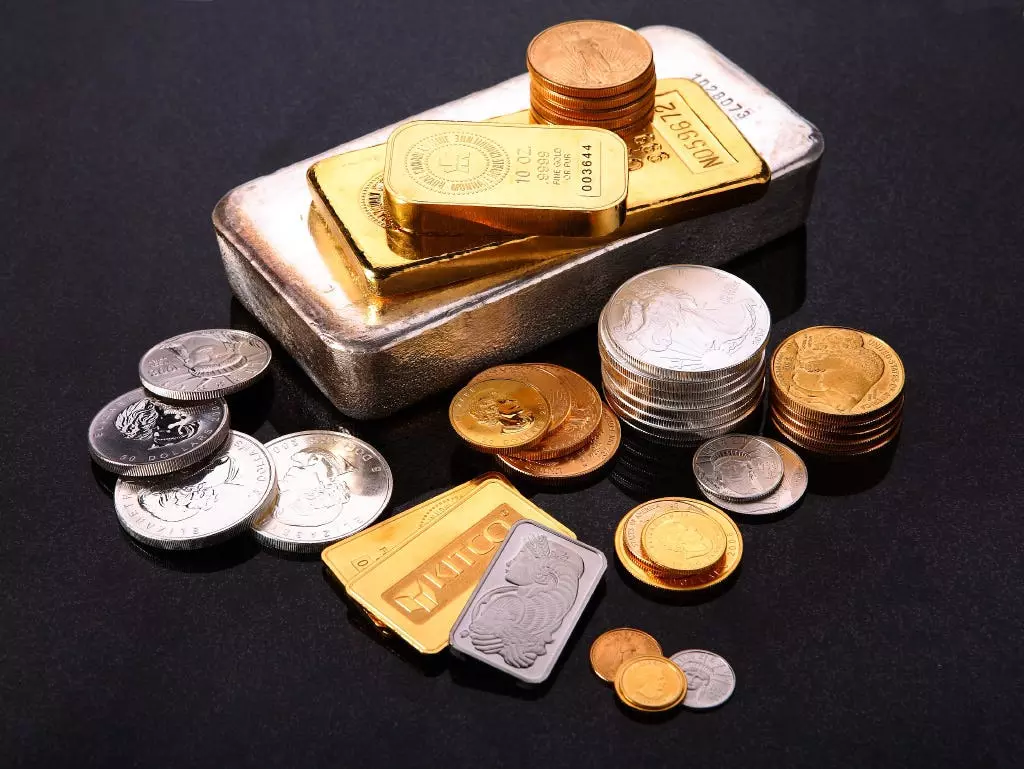 Gold Dips Rs 300, Silver Falls Rs 1000 Gold Dips Rs 300, Silver Falls Rs 1000