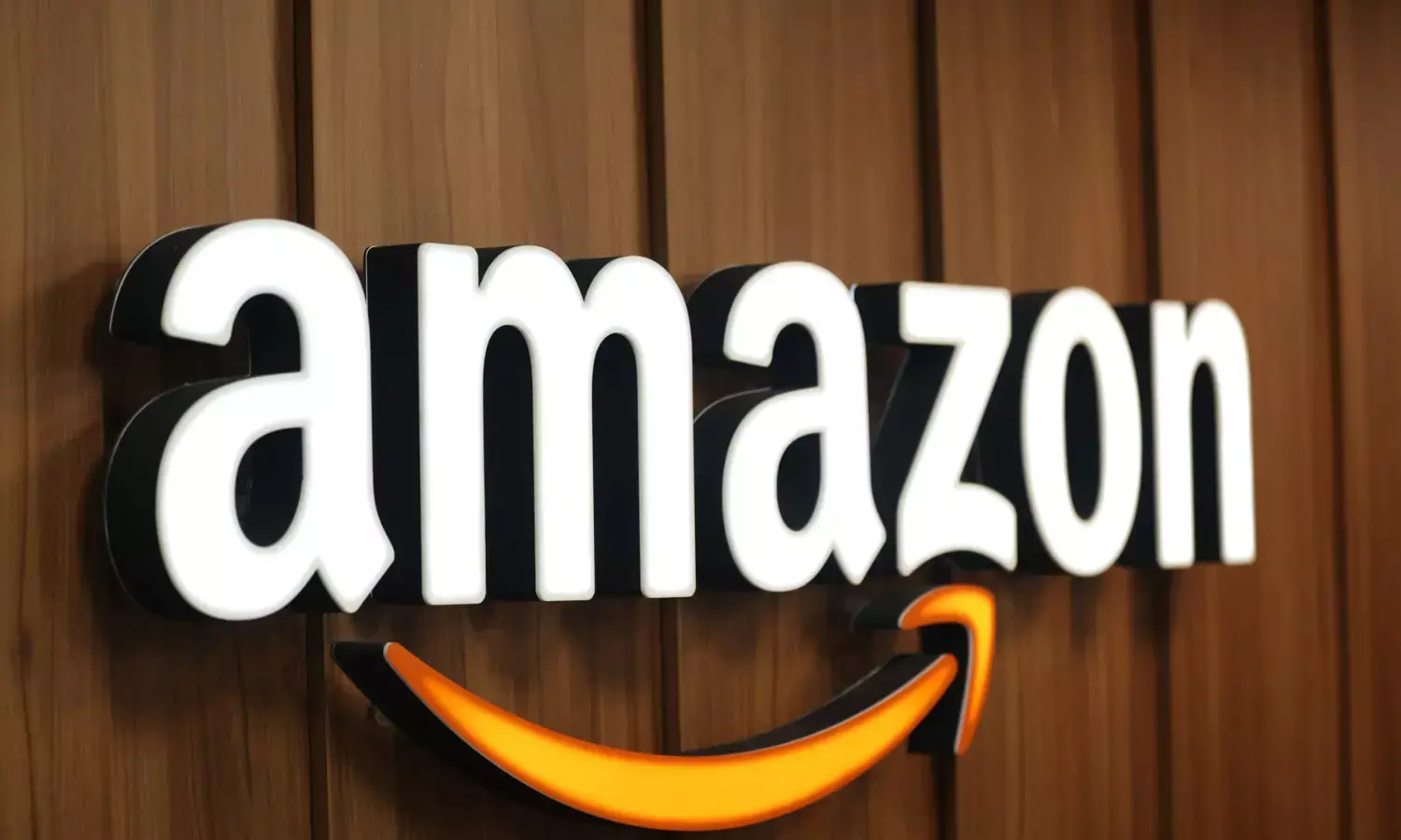 Consumer Court Fines Amazon Retail ₹18,000 and Orders ₹40,000 Refund to Woman for Hacked Phone