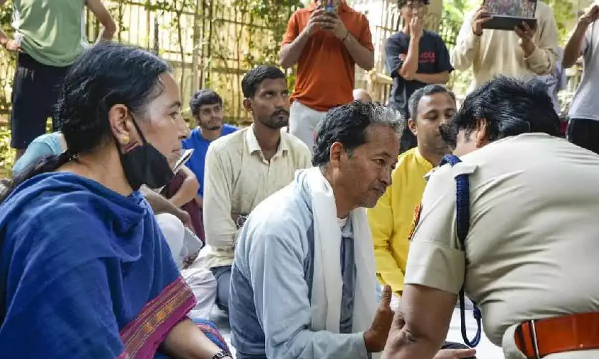 Police Detain Protesters Outside Ladakh Bhawan