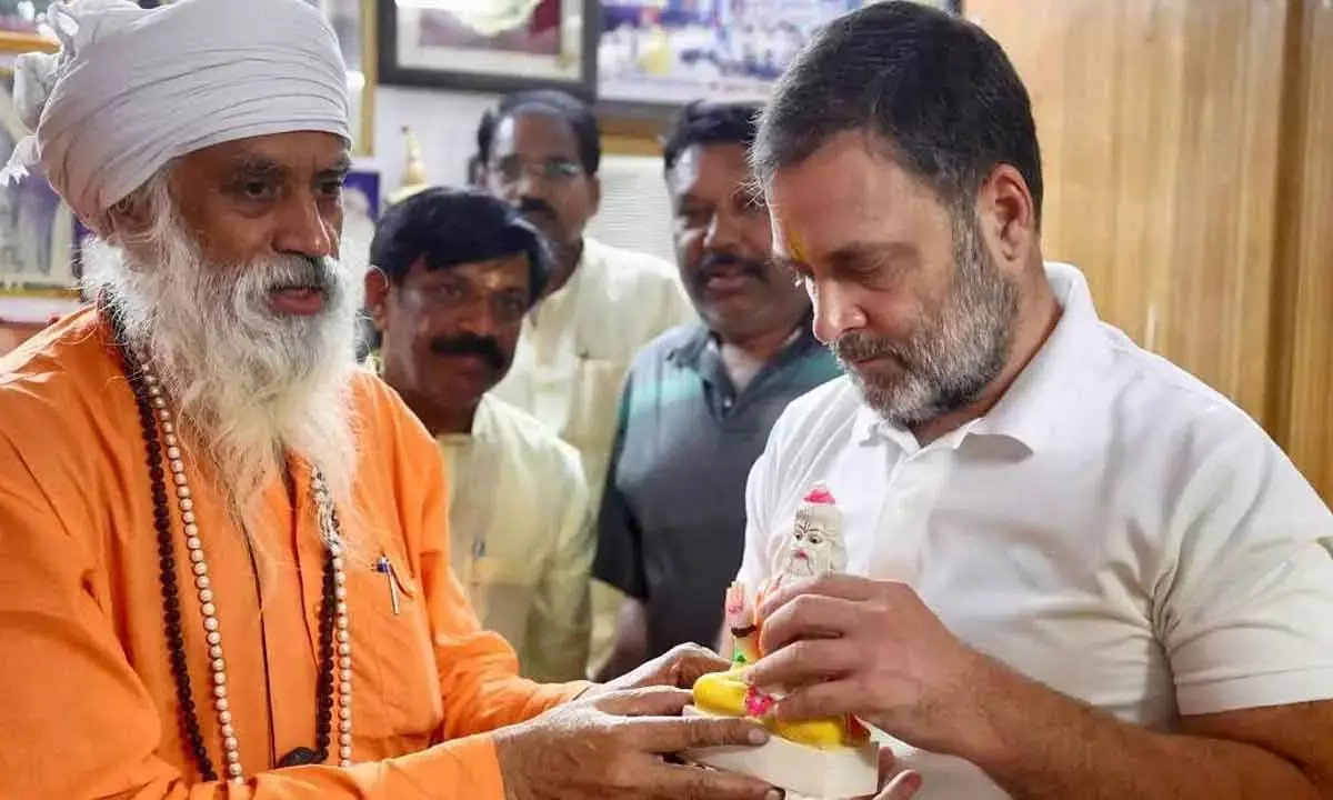 Kharge, Rahul Offer Prayers At Valmiki Temple In Delhi