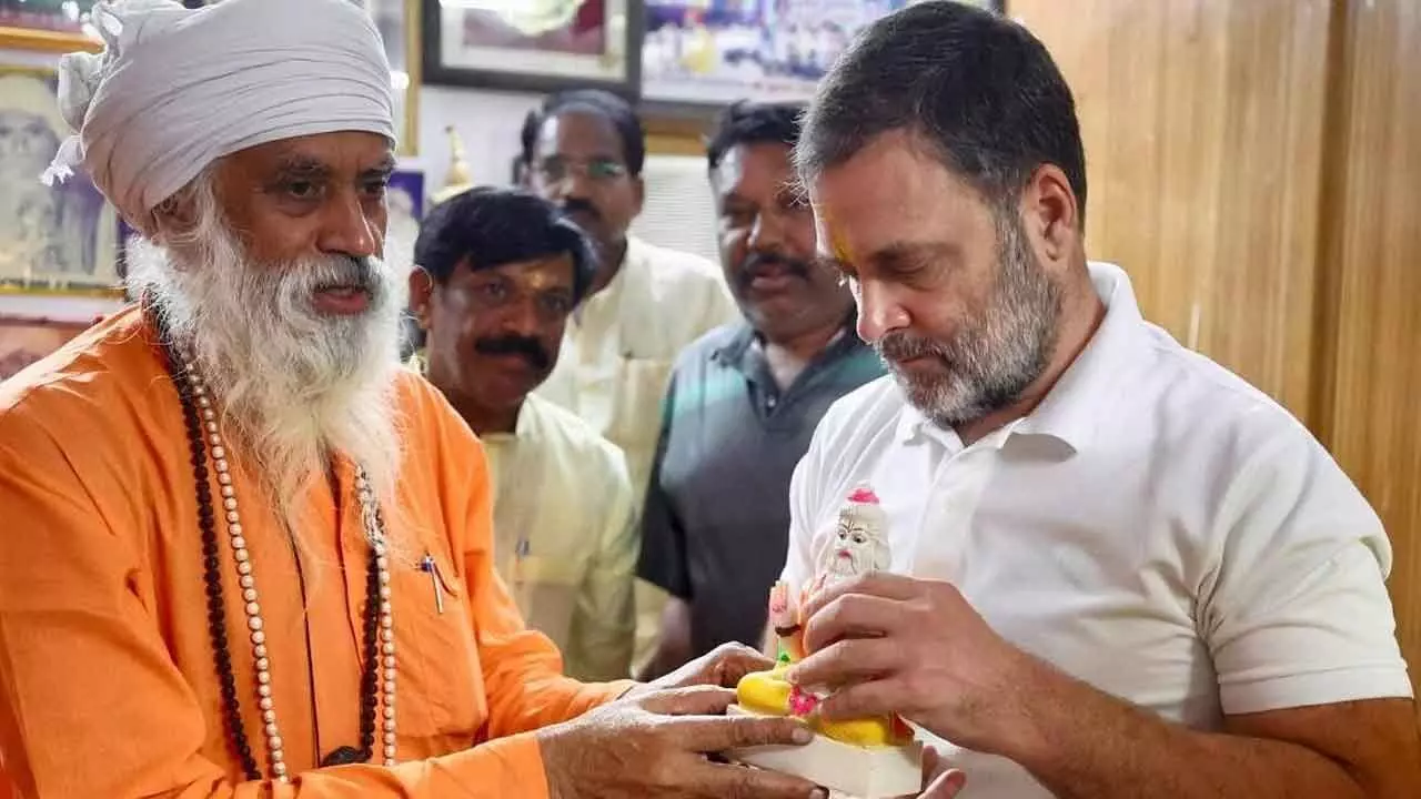 Kharge, Rahul Offer Prayers At Valmiki Temple In Delhi