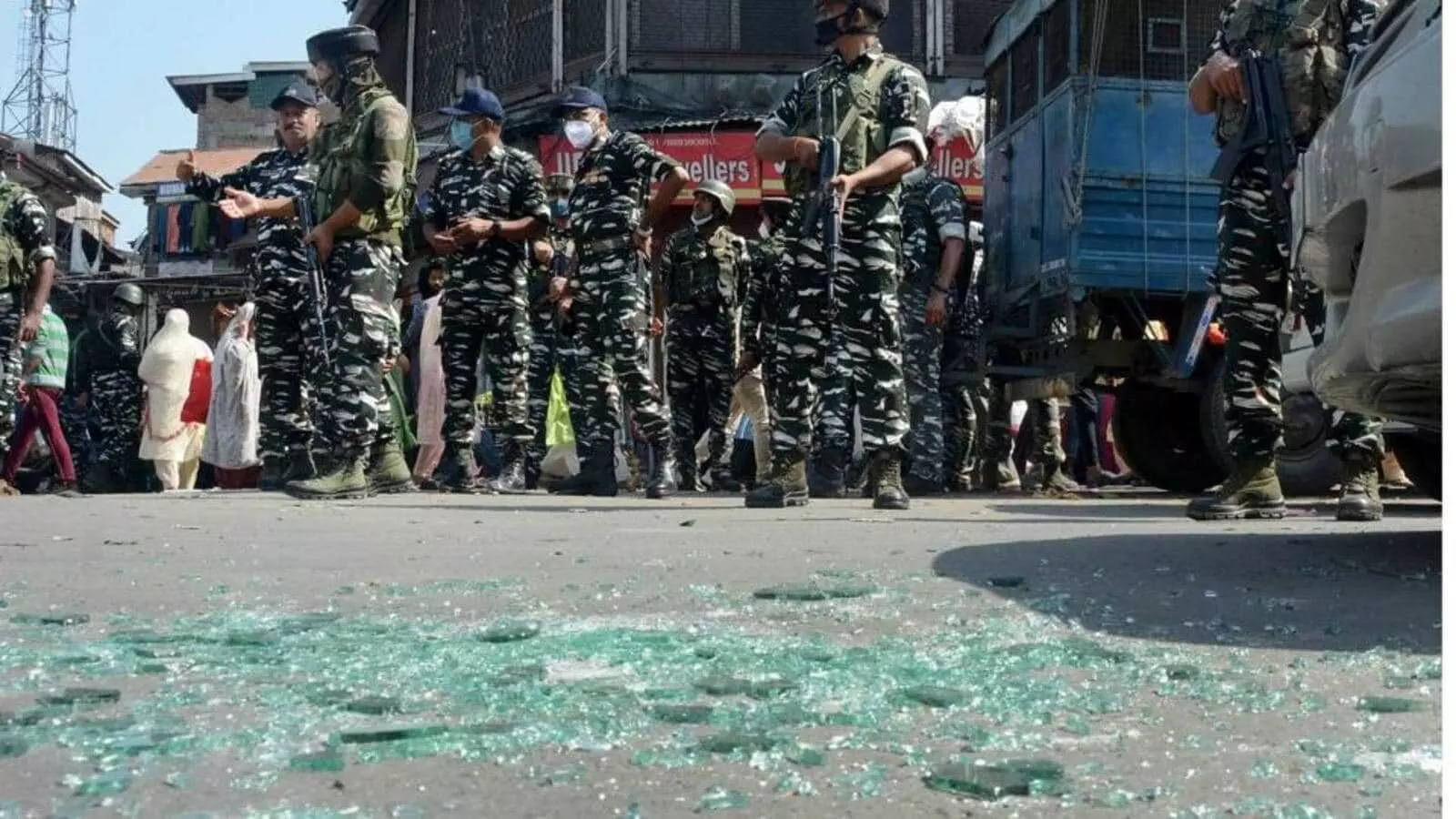 Srinagar Grenade Attack Leaves 12 Civilians Injured in Jammu & Kashmir Srinagar Grenade Attack Leaves 12 Civilians Injured in Jammu & Kashmir