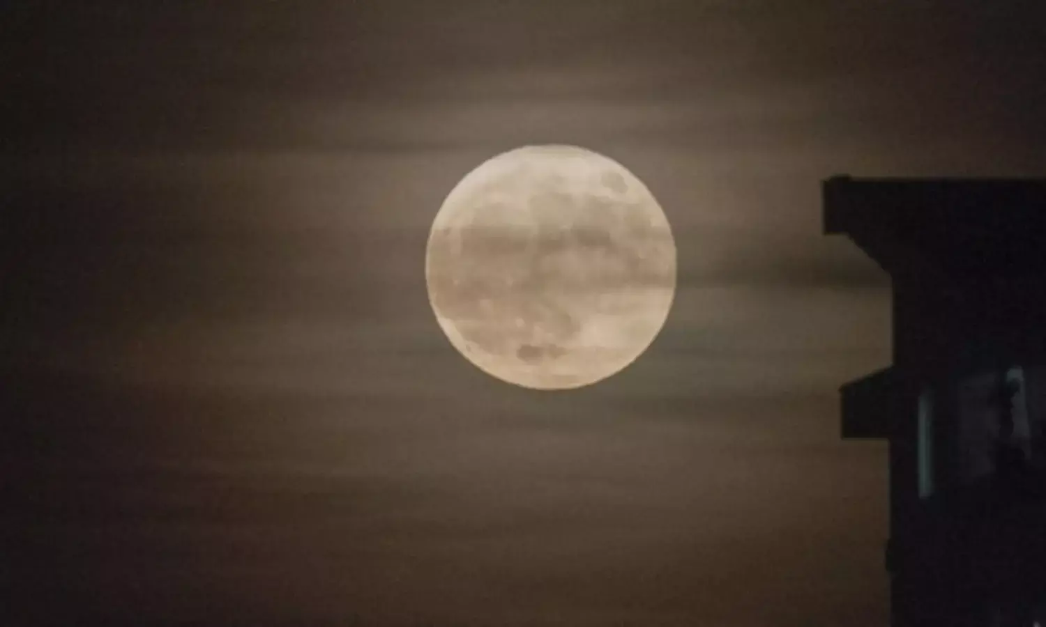 Final Supermoon Of The Year Aligns With Leonid Meteor Shower This Weekend